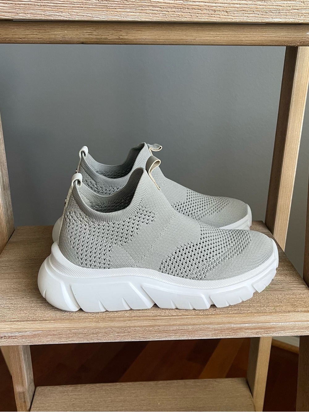 J/Slides Gray Knit Slip-On Sneakers Comfort Walking Shoes Women’s 6 Chunky Sport